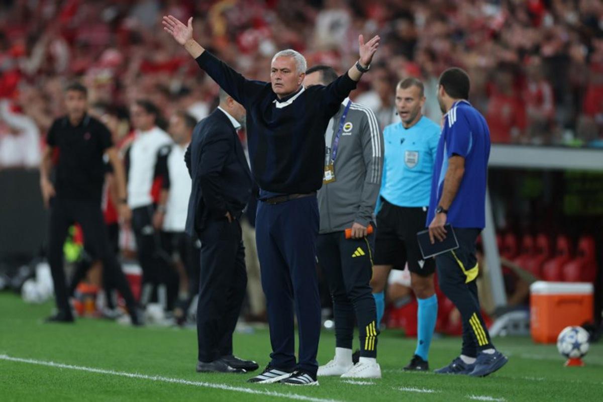 Fenerbahce's Portuguese coach Jose Mourinho reacts during the UEFA Champions League play off second leg football match between SL Benfica and Fenerbahce at Luz stadium in Lisbon on August 27, 2025.  PATRICIA DE MELO MOREIRA / AFP