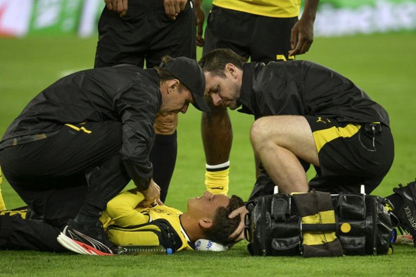 Borussia Dortmund's Greek midfielder #19 Konstantinos Karetsas receives medical attention after injury during the UEFA Champions League - League phase, Matchday 1 - football match between BVB Borussia Dortmund and Villarreal CF in Dortmund, western Germany, on September 8, 2026.  Sascha Schuermann / AFP