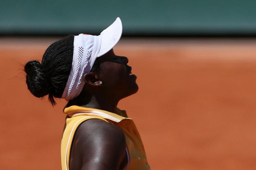 Canada's Victoria Mboko reacts as she plays against China's Zheng Qinwen during their women's singles match on day 6 of the French Open tennis tournament on Court Simonne-Mathieu at the Roland-Garros Complex in Paris on May 30, 2025.  ALAIN JOCARD / AFP