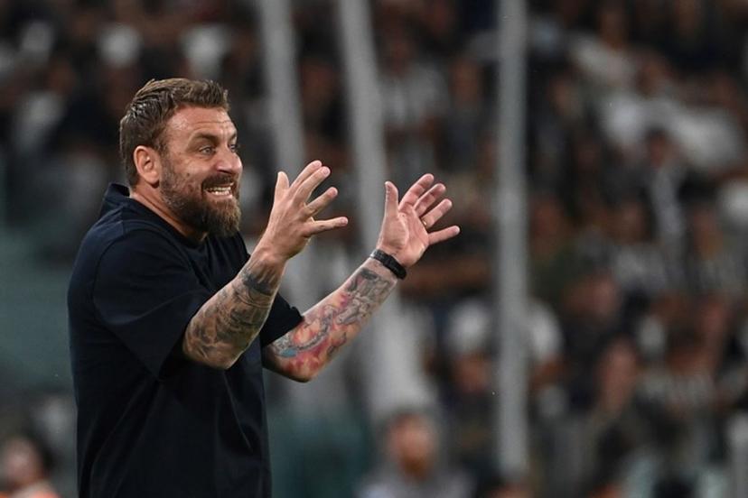 Roma's Italian head coach Daniele De Rossi reacts during the Italian Serie A football match between Juventus and Roma at Allianz Stadium in Turin, on September 1, 2024.  Isabella BONOTTO / AFP