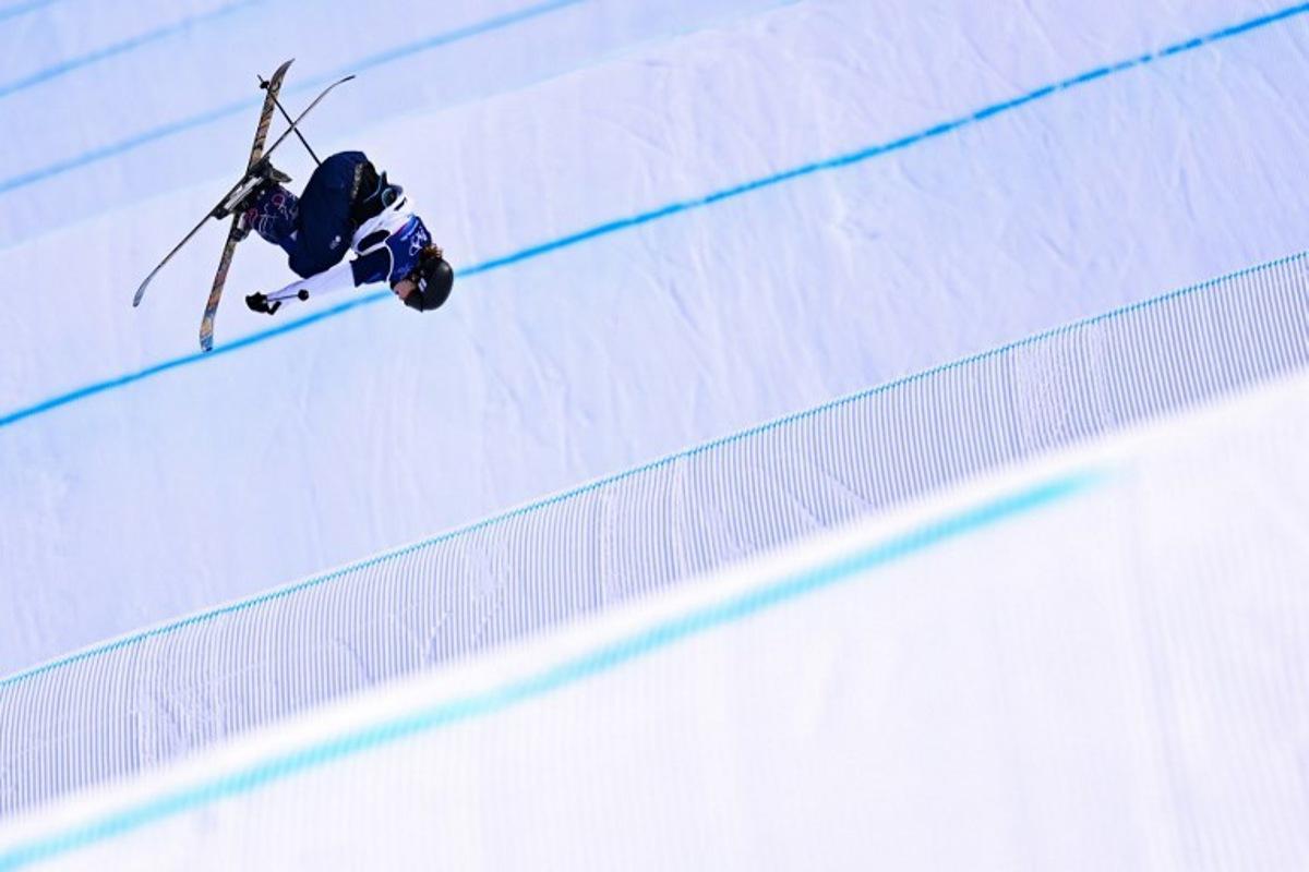 Britain's Kirsty Muir competes in the freestyle skiing women's freeski slopestyle final run 3 during the Milano Cortina 2026 Winter Olympic Games at Livigno Snow Park-Slopestyle, in Livigno (Valtellina), on February 9, 2026.  Kirill KUDRYAVTSEV / AFP