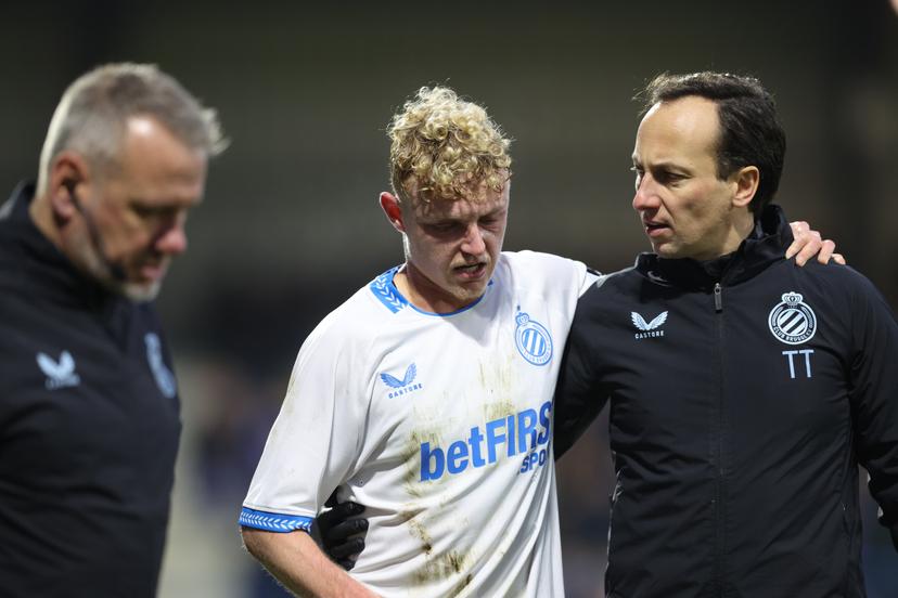 Club's Joaquin Seys leaves the pitch after being injured during a soccer match between FCV Dender EH and Club Brugge, Sunday 14 December 2025 in Denderleeuw, on day 18 of the 2025-2026 'Jupiler Pro League' first division of the Belgian championship. BELGA PHOTO BRUNO FAHY
