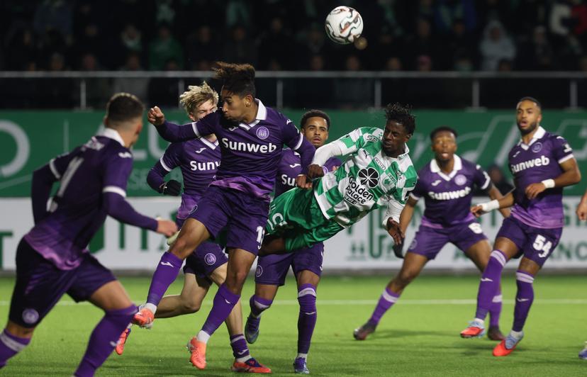RAAL's Jordi Liongola fights for the ball during a soccer match between RAAL La Louviere and RSC Anderlecht, Sunday 23 November 2025 in La Louviere, on day 15 of the 2025-2026 'Jupiler Pro League' first division of the Belgian championship. BELGA PHOTO VIRGINIE LEFOUR