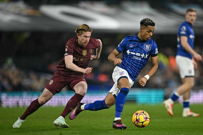 Ipswich Town's Jamaican midfielder #20 Omari Hutchinson (R) runs away from Manchester City's Belgian midfielder #17 Kevin De Bruyne (L) during the English Premier League football match between Ipswich Town and Manchester City at Portman Road in Ipswich, eastern England on January 19, 2025.  Ben STANSALL / AFP