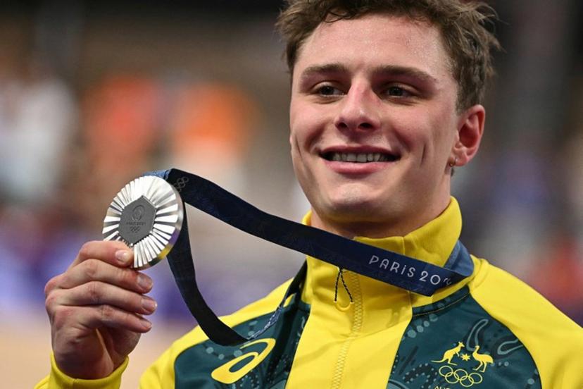 Silver medallist Australia's Matthew Richardson poses  on the podium of the men's track cycling sprint event of the Paris 2024 Olympic Games at the Saint-Quentin-en-Yvelines National Velodrome in Montigny-le-Bretonneux, south-west of Paris, on August 9, 2024.  SEBASTIEN BOZON / AFP