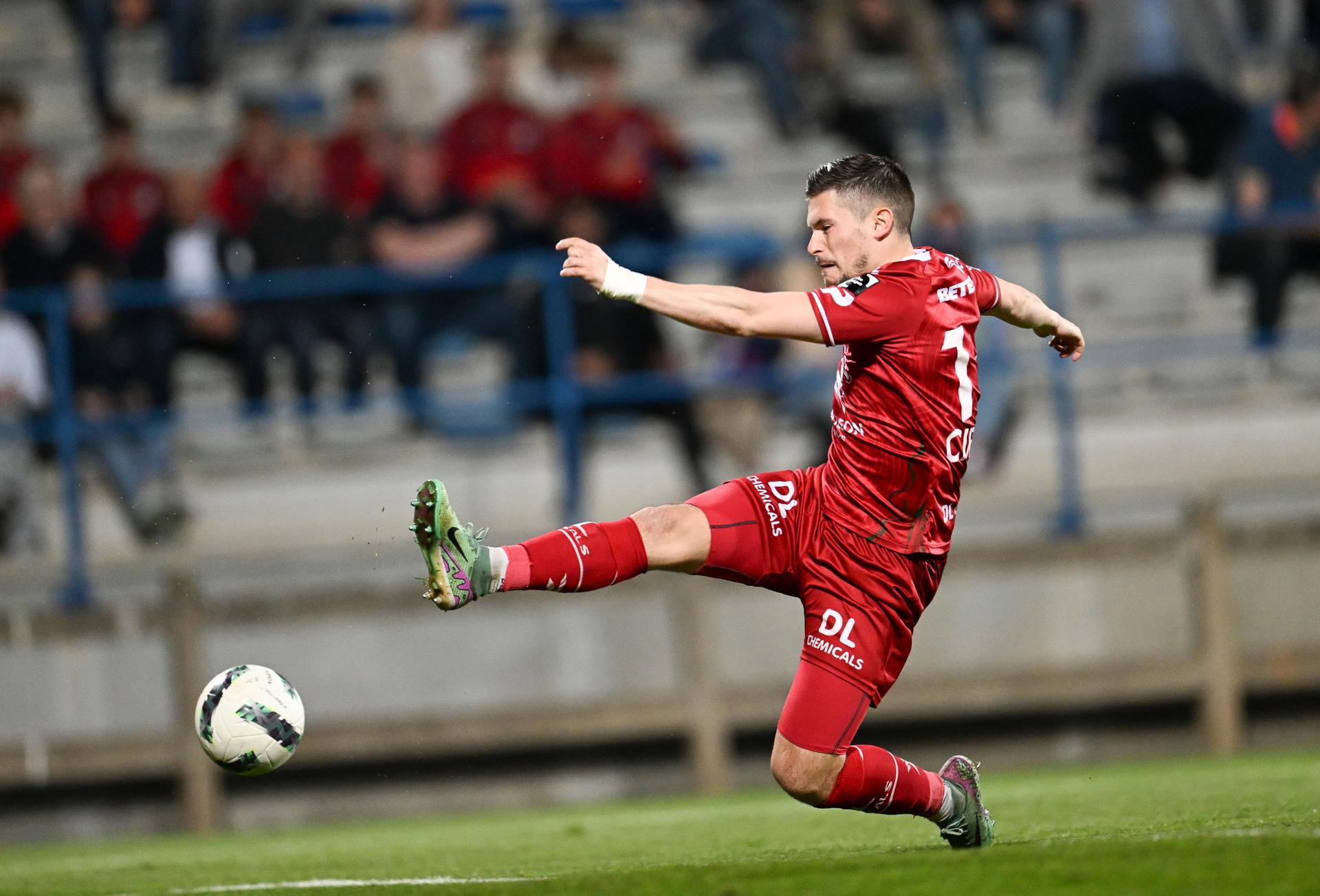 Essevee's Alessandro Ciranni fights for the ball during a soccer match between Dender EH and SV Zulte Waregem, Saturday 13 April 2024 in Denderleeuw, on day 29/30 of the 2023-2024 'Challenger Pro League' second division of the Belgian championship. BELGA PHOTO JOHN THYS