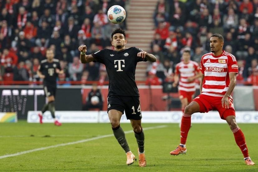 Bayern Munich's Colombian forward #14 Luis Diaz (L) controls the ball during the German first division Bundesliga football match between 1 FC Union Berlin and FC Bayern Munich in Berlin on November 8, 2025.  Odd ANDERSEN / AFP