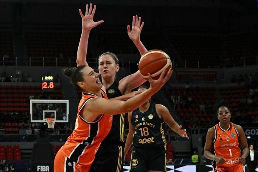 Valencia's Spanish center #14 Raquel Carrera (L) tries to put up a shot against Fenerbahce's Belgian power forward #11 Emma Meesseman during the Euroleague Women's final basketball match for third and fourth place between Valencia Basket Club and Fenerbahce at Pabellon Principe Felipe arena in Zaragoza on April 13, 2025.  JAVIER SORIANO / AFP