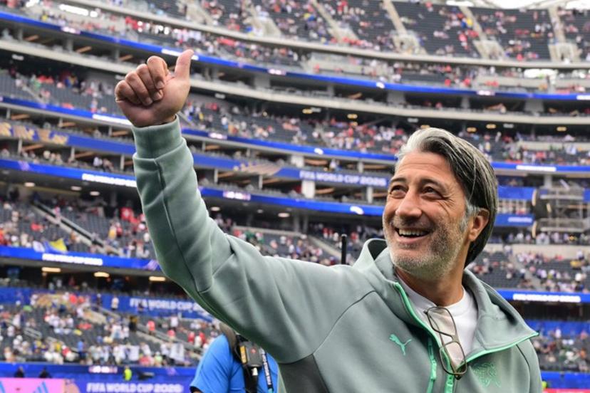Switzerland's head coach Murat Yakin gives a thumbs up ahead of the 2026 World Cup Group B football match between Switzerland and Bosnia and Herzegovina at Los Angeles Stadium in Inglewood on June 18, 2026.   Frederic J. Brown / AFP