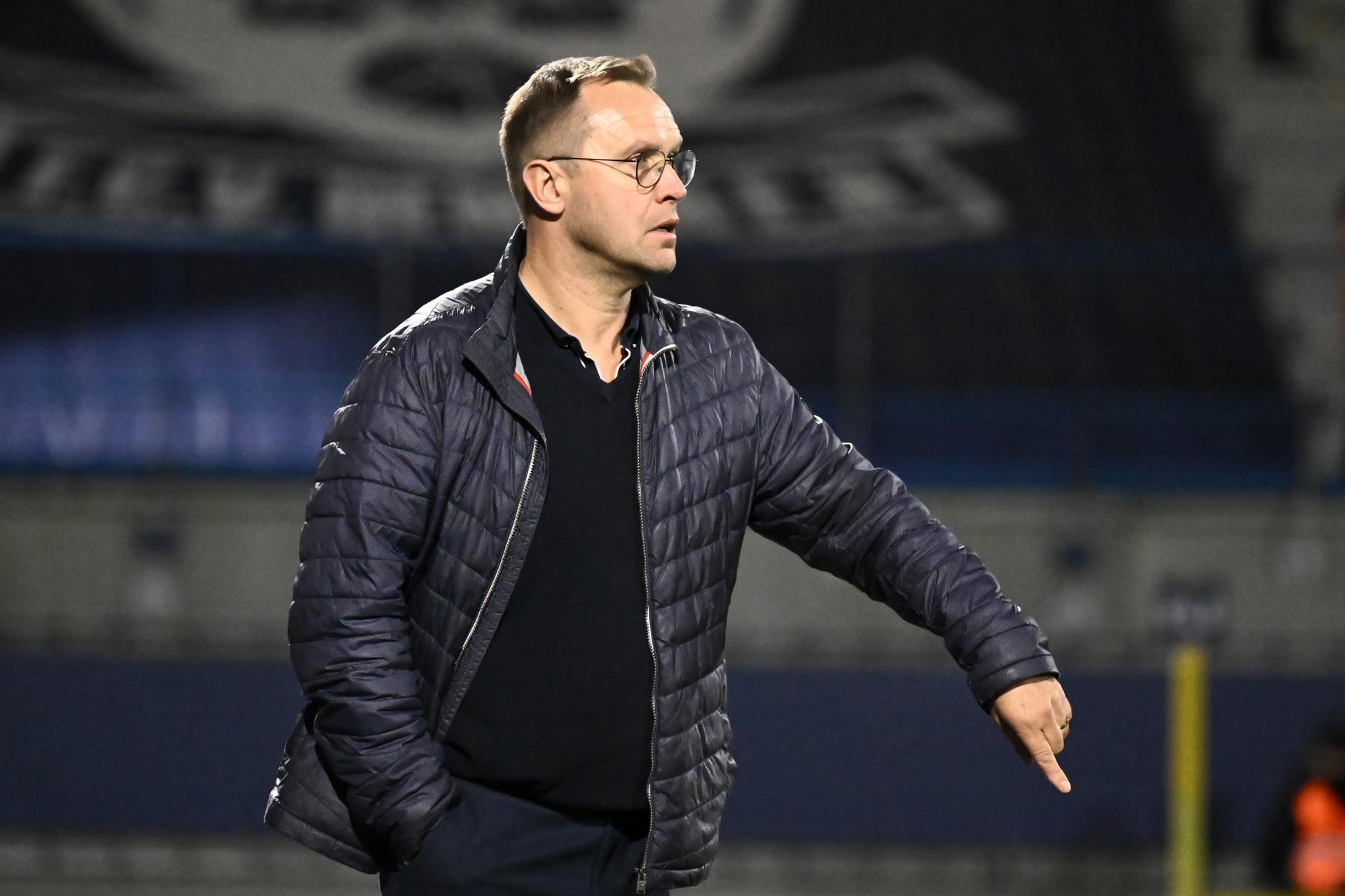 Olympic's head coach Arnauld Mercier pictured during a soccer game between Dender EH and Olympic Charleroi (1B), in the 1/16th final of the Croky Cup Belgian cup, on Tuesday 28 October 2025 in Denderleeuw. BELGA PHOTO MAARTEN STRAETEMANS