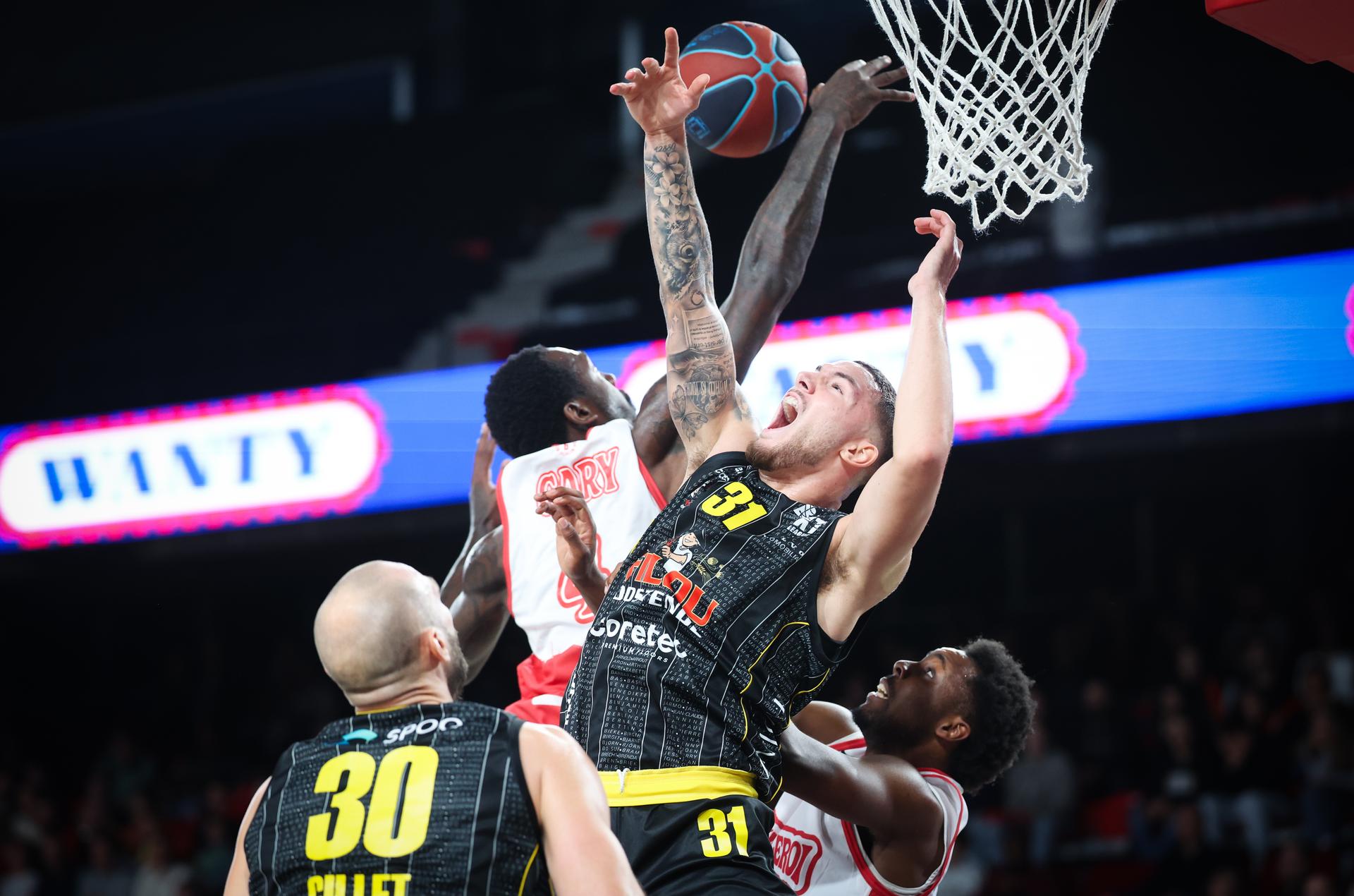 Spirou's Juwan Gary and Oostende's Noam Yaacov fight for the ball during a basketball match between Spirou Charleroi and BC Oostende, Friday 17 October 2025 in Charleroi, on day 4 of the 'BNXT League' Belgian/ Dutch first division basket championship. BELGA PHOTO VIRGINIE LEFOUR