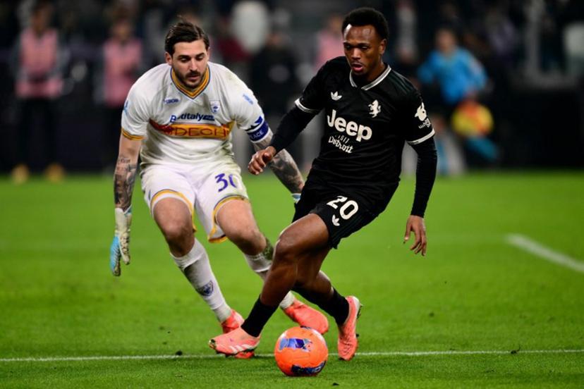 Juventus' Belgian forward #20 Lois Openda (R) controls the ball in front of Lecce's Italian goalkeeper #30 Wladimiro Falcone (L) during the Italian Serie A football match between Juventus and Lecce at the Allianz Stadium in Turin on January 3, 2026.  MARCO BERTORELLO / AFP
