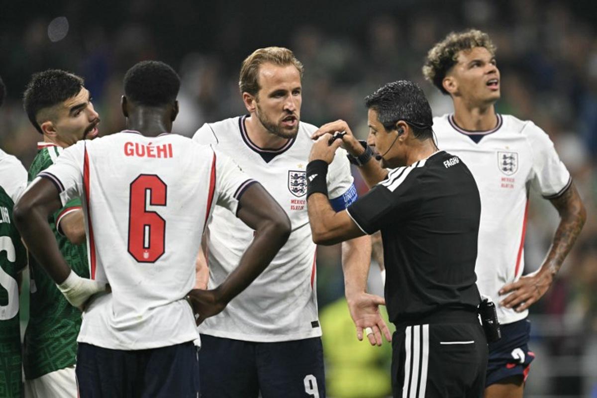 England's forward #09 Harry Kane argues with Australian referee Alireza Faghani during the 2026 World Cup round of 16 football match between Mexico and England at the Mexico City Stadium in Mexico City on July 5, 2026.   Yuri CORTEZ / AFP