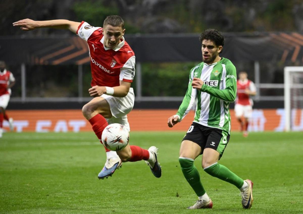 Sporting Braga's Swedish defender #14 Gustaf Lagerbielke controls the ball next to Real Betis' Moroccan forward #10 Abde Ezzalzouli during the UEFA Europa League quarter final first leg football match between SC Braga and Real Betis at Municipal stadium of Braga, on April 8, 2026.  Miguel RIOPA / AFP