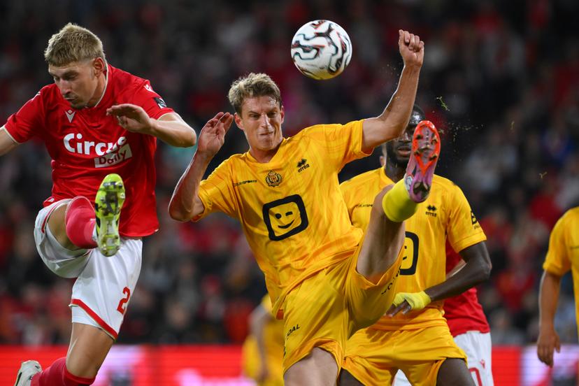 Standard's Daan Dierckx and Mechelen's Lion Lauberbach fight for the ball during a soccer match between Standard de Liege and KV Mechelen, Friday 12 September 2025 in Liege, on day 7 of the 2025-2026 'Jupiler Pro League' first division of the Belgian championship. BELGA PHOTO JOHN THYS