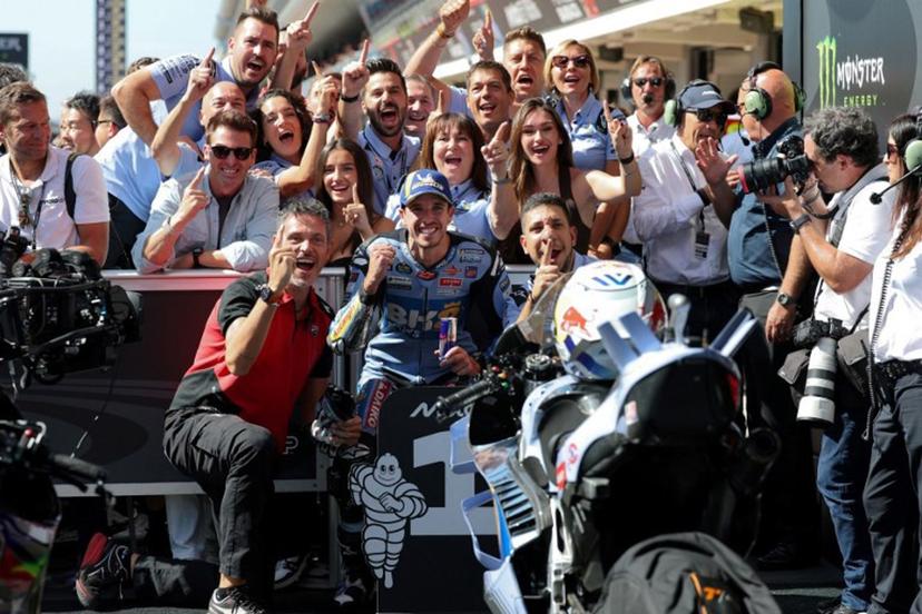 Pole position winner BK8 Gresini Racing MotoGP team's Spanish MotoGP rider Alex Marquez (C) celebrates with his team after the MotoGP qualifying session of the Moto Grand Prix de Catalunya at the Circuit de Catalunya on September 6, 2023 in Montmelo on the outskirts of Barcelona.  Lluis GENE / AFP