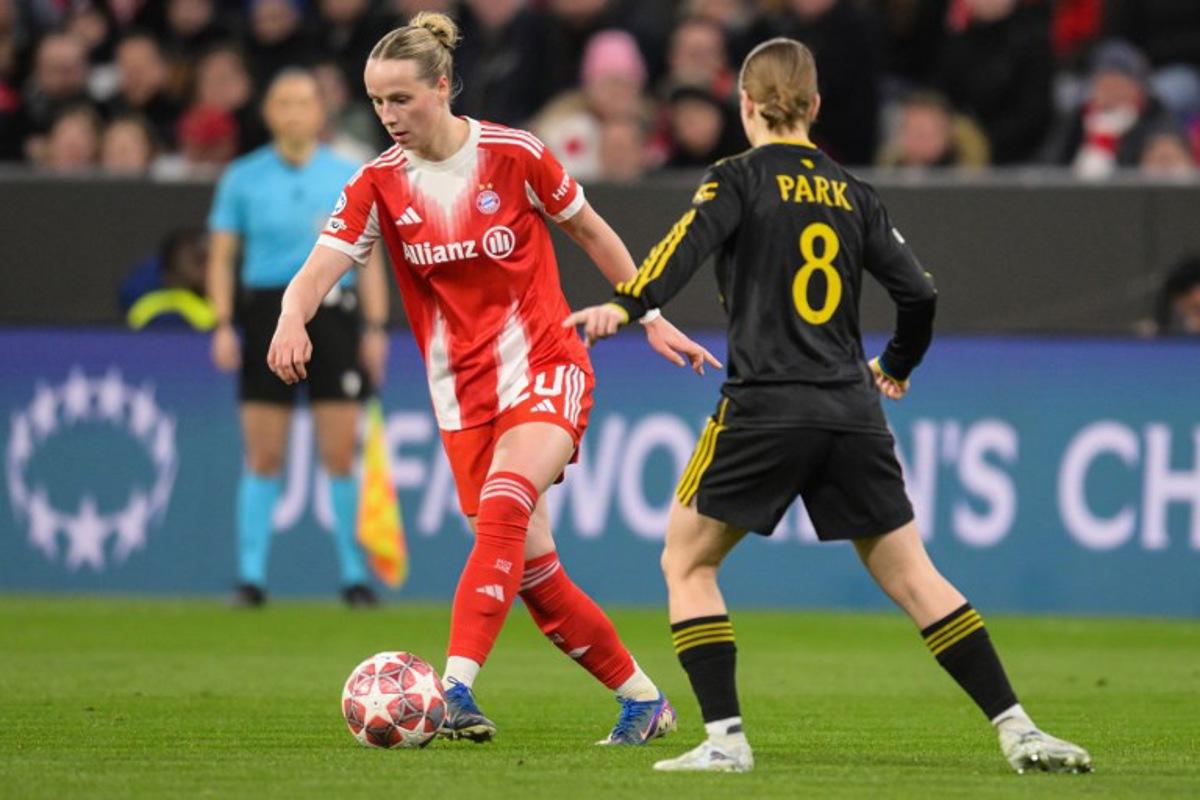 Bayern Munich's German forward #20 Franziska Kett (L) and Manchester United's English midfielder #08 Jess Park vie for the ball during the UEFA Women's Champions League, Quarter Final second-leg football match between FC Bayern Munich and Manchester United in Munich on April, 1 2026.  Markus FISCHER / AFP