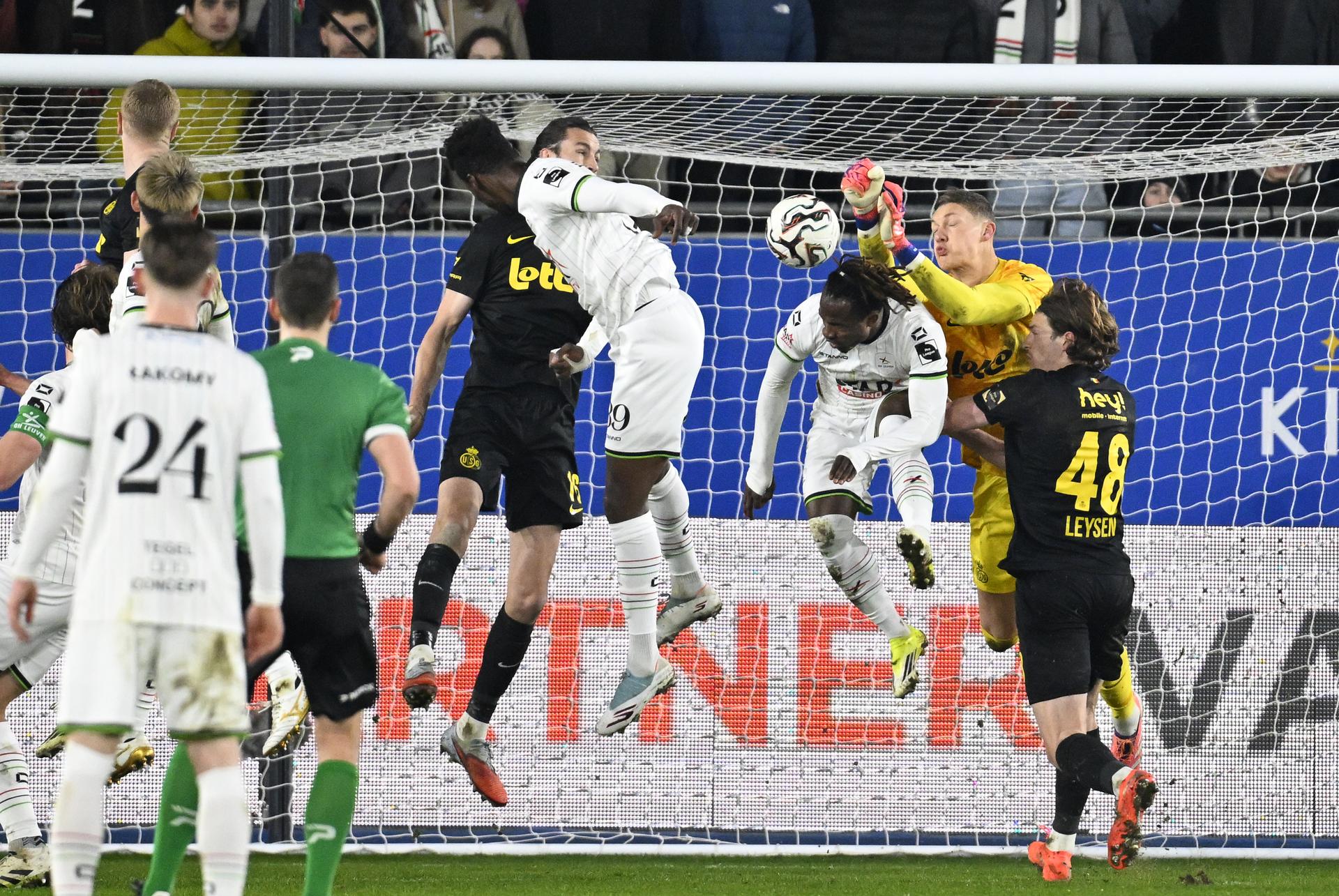 OHL's Sory Kaba and Union's goalkeeper Kjell Scherpen fight for the ball during a soccer match between Oud-Heverlee Leuven and Union Saint-Gilloise, Saturday 24 January 2026 in Leuven, on day 22 (out of 30) of the 2025-2026 'Jupiler Pro League' first division of the Belgian championship. BELGA PHOTO JOHN THYS