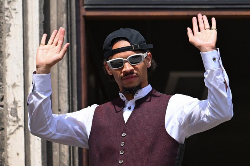 Bayern Munich's German forward #10 Leroy Sane gestures as he arrives on the balcony of the City Hall as the team celebrates their Bundesliga title at Marienplatz in Munich, southern Germany, on May 18, 2025. The men's and women's teams of FC Bayern Munich both celebrate their Bundesliga championship titles. Bayern Munich's women also celebrate winning the DFB Cup. LUKAS BARTH-TUTTAS / AFP