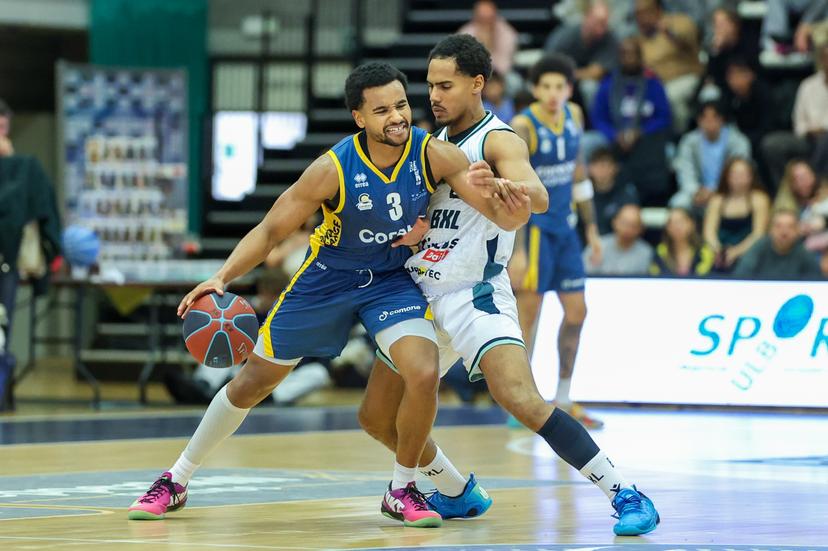 Oostende's Stephan Swenson and Brussels' Douglas Ntesa Bunzu fight for the ball during a basketball match between Brussels and Oostende, Friday 16 October 2026 in Brussels, on day 3 of the 'BNXT League' Belgian and Dutch first division basket championship. BELGA PHOTO VIRGINIE LEFOUR