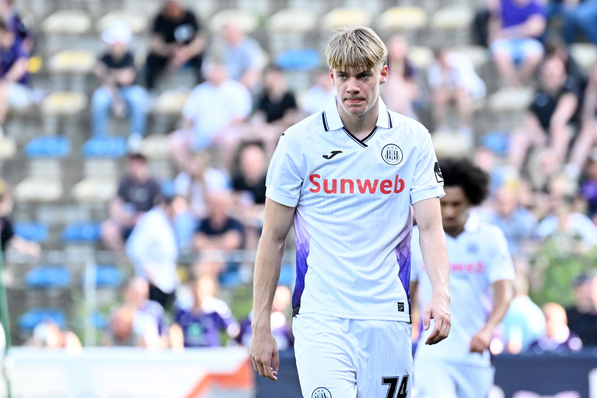 Anderlecht's Nathan De Cat looks dejected after Union scored the 3-0 goal during a soccer match between Royale Union Saint-Gilloise and RSC Anderlecht, Sunday 24 May 2026 in Brussels, on the last day of the Champion's Play-offs of the 2025-2026 'Jupiler Pro League' first division of the Belgian championship. BELGA PHOTO MAARTEN STRAETEMANS