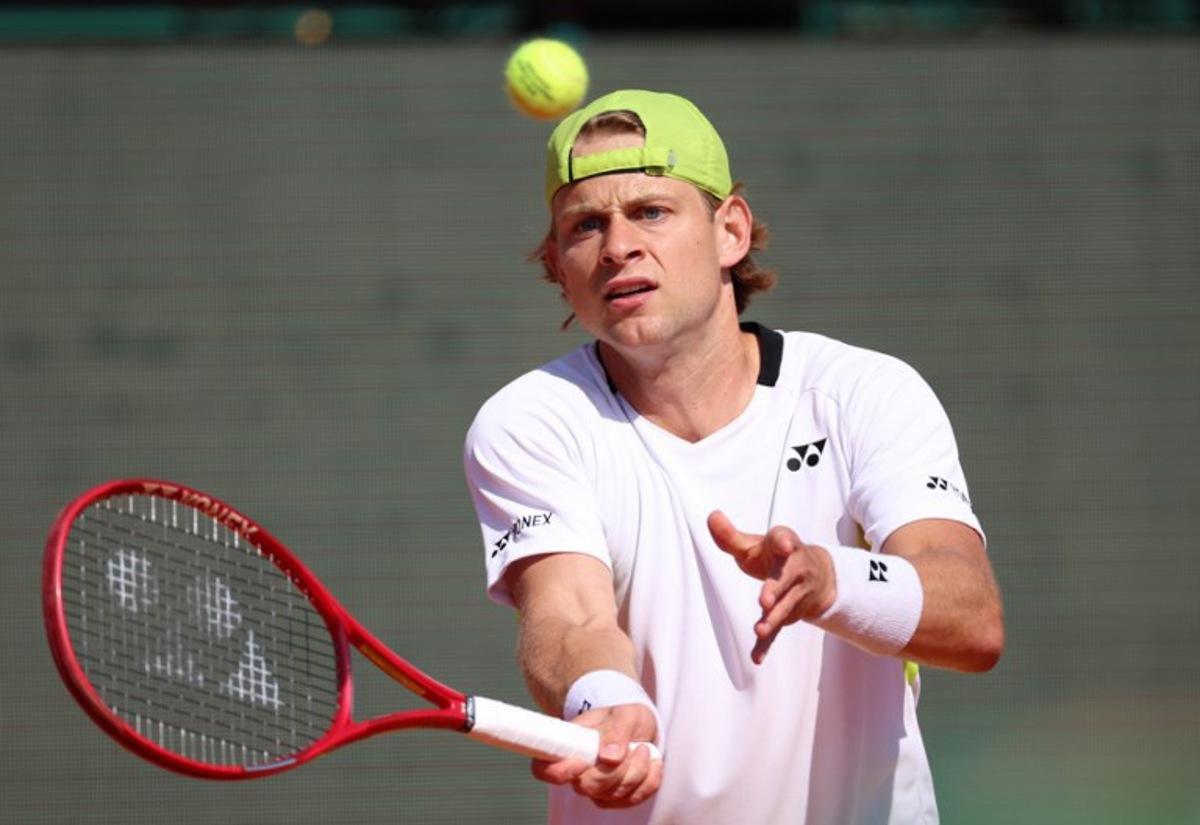 Belgium's Zizou Bergs plays a forehand return to Germany's Alexander Zverev during their Monte Carlo ATP Masters Series Tournament round of 16 tennis match on Court Rainier III at the Monte-Carlo Country Club in Roquebrune-Cap-Martin, south-eastern France on April 9, 2026.  Valery HACHE / AFP