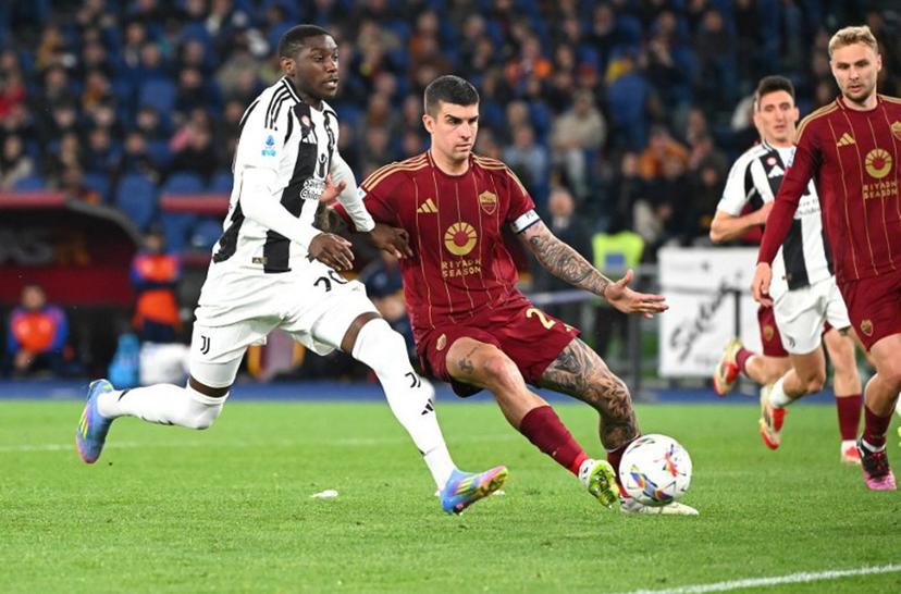 Juventus' French forward #20 Kolo Muani (L) fights for the ball with Roma's Italian defender #23 Gianluca Mancini during the Italian Serie A football match AS Roma vs Juventus at Olympic stadium in Rome on April 6, 2025.  Alberto PIZZOLI / AFP