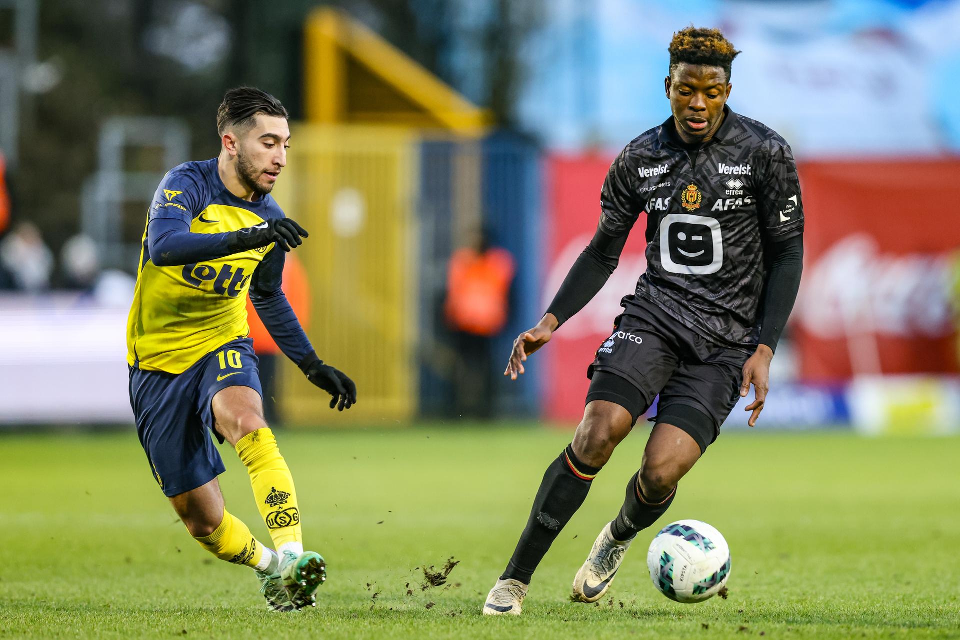 Union's Anouar Ait El Hadj and Mechelen's Aziz Ouatarra fight for the ball during a soccer match between Royale Union Saint-Gilloise and KV Mechelen, Sunday 16 February 2025 in Brussels, on day 26 of the 2024-2025 season of the 'Jupiler Pro League' first division of the Belgian championship. BELGA PHOTO BRUNO FAHY