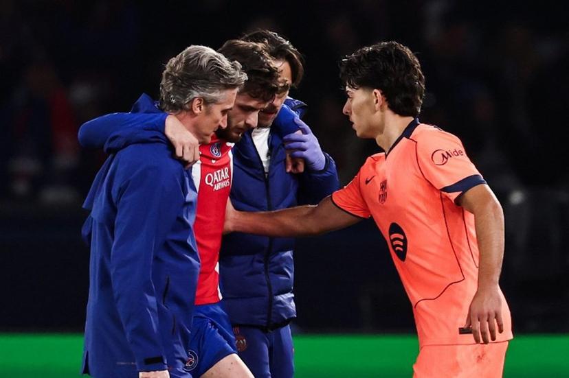 Barcelona's Spanish defender #12 Xavi Espart (R) comforts PSG's Georgian forward #07 Khvicha Kvaratskhelia leaving the pitch after sustaining an injury during the UEFA Champions League first round day 3 football match between Paris Saint Germain (PSG) and FC Barcelona at the Parc de Princes stadium in Paris on October 20, 2026.  FRANCK FIFE / AFP