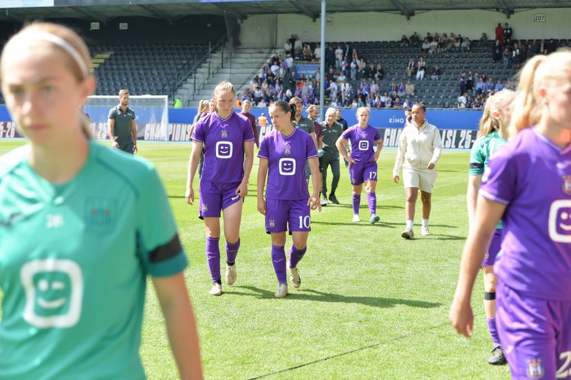 Anderlecht's players look dejected after a soccer match between Oud-Heverlee Leuven and RSCA Women, Saturday 17 May 2025 in Heverlee, on day 6 (out of 6) of the Play-offs of the 2024-2025 'Super League Women' first division of the Belgian championship. BELGA PHOTO JILL DELSAUX