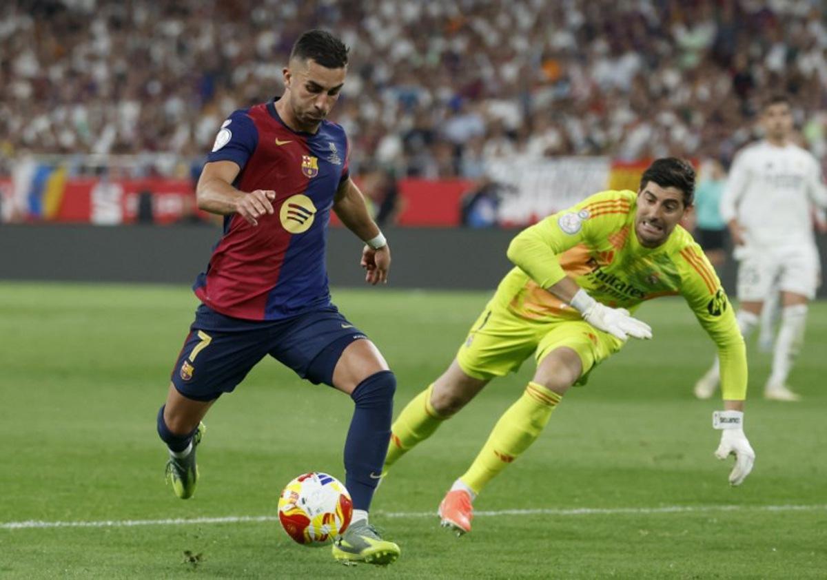 Barcelona's Spanish forward #07 Ferran Torres scores his team's second goal during their Spanish Cup, Copa del Rey (King's Cup) final football match between FC Barcelona and Real Madrid CF at La Cartuja stadium in Seville on April 26, 2025.  Pierre-Philippe MARCOU / AFP
