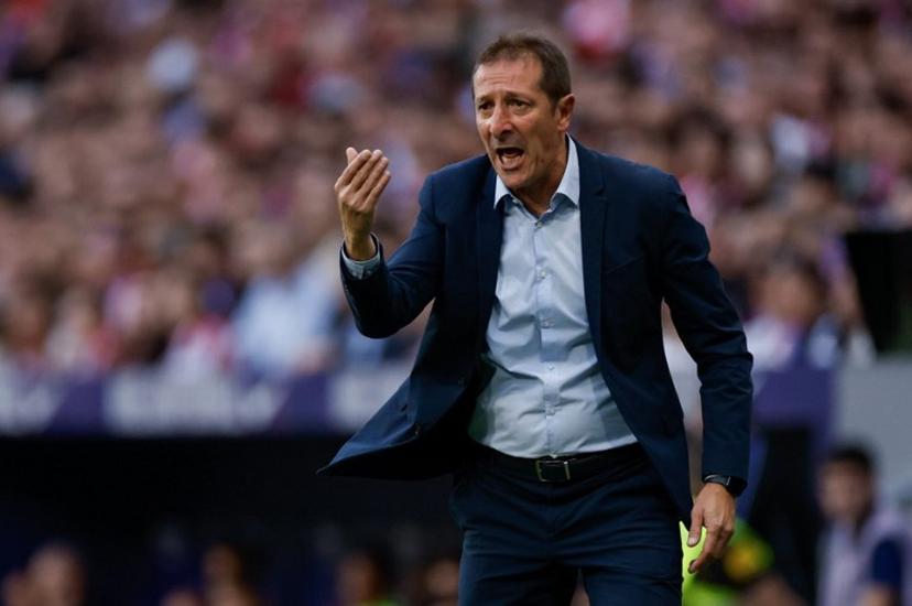 Osasuna's Spanish coach Luis Ramis gestures to players during the Spanish league football match between Club Atletico de Madrid and CA Osasuna at the Metropolitano stadium in Madrid on September 16, 2026.  Oscar DEL POZO / AFP