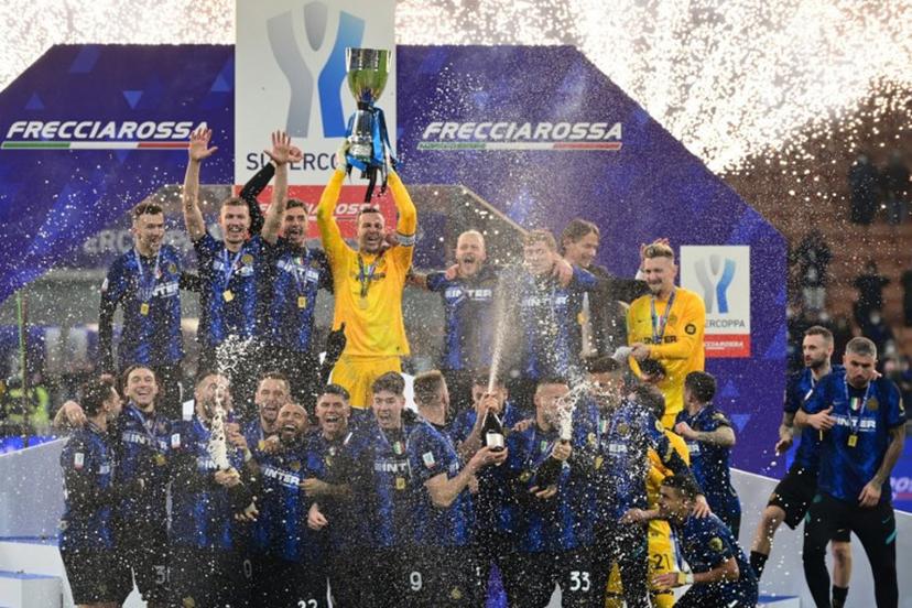 Inter Milan's Slovenian goalkeeper Samir Handanovic (Top C) and Inter Milan's players celebrate with the winner's trophy after winning the Italian Super Cup (Supercoppa italiana) football match between Inter and Juventus on January 12, 2022 at the San Siro stadium in Milan.    MIGUEL MEDINA / AFP