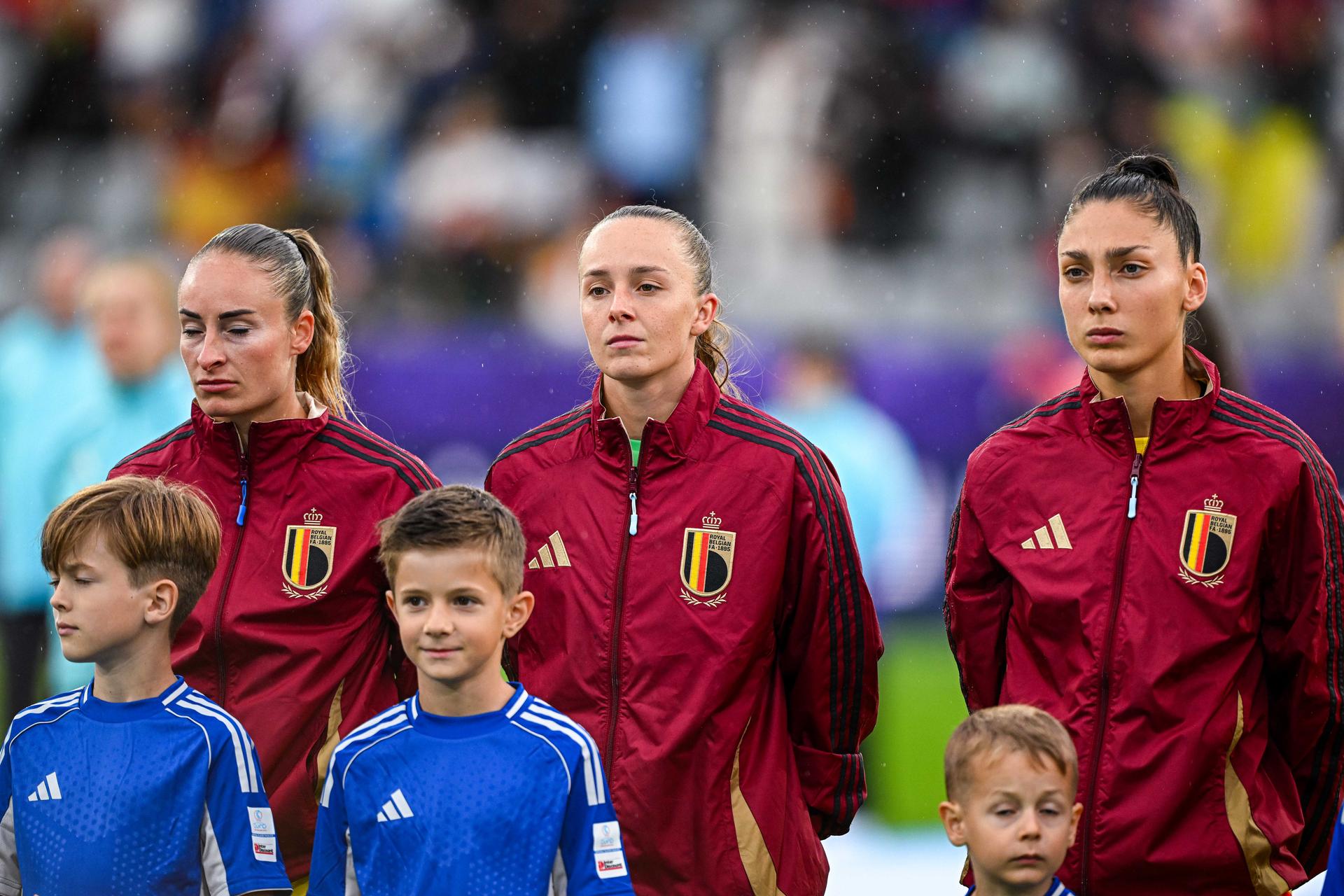 (L-R) Belgium's Tessa WULLAERT, Lisa LICHTFUS and Amber TYSIAK prior to the women's UEFA Euro 2025 match between Spain and Belgium at Stockhorn Arena on July 7, 2025 in Thun, Switzerland. (Photo by Baptiste Fernandez/Icon Sport) BENELUX ONLY
