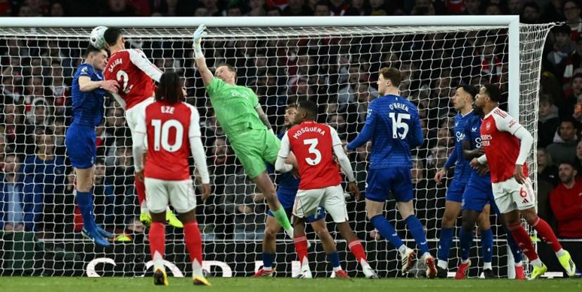 Everton's English defender #05 Michael Keane (L) defends a header by Arsenal's French defender #02 William Saliba during the English Premier League football match between Arsenal and Everton at the Emirates Stadium in London on March 14, 2026.   Ben STANSALL / AFP