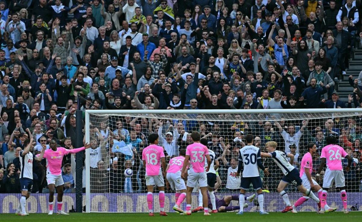 Tottenham Hotspur's Swedish midfielder #15 Lucas Bergvall (3R) celebrates scoring the team's second goal, but the goal is disallowed following a VAR review, during the English Premier League football match between Tottenham Hotspur and Southampton at the Tottenham Hotspur Stadium in London, on April 6, 2025.  Glyn KIRK / AFP
