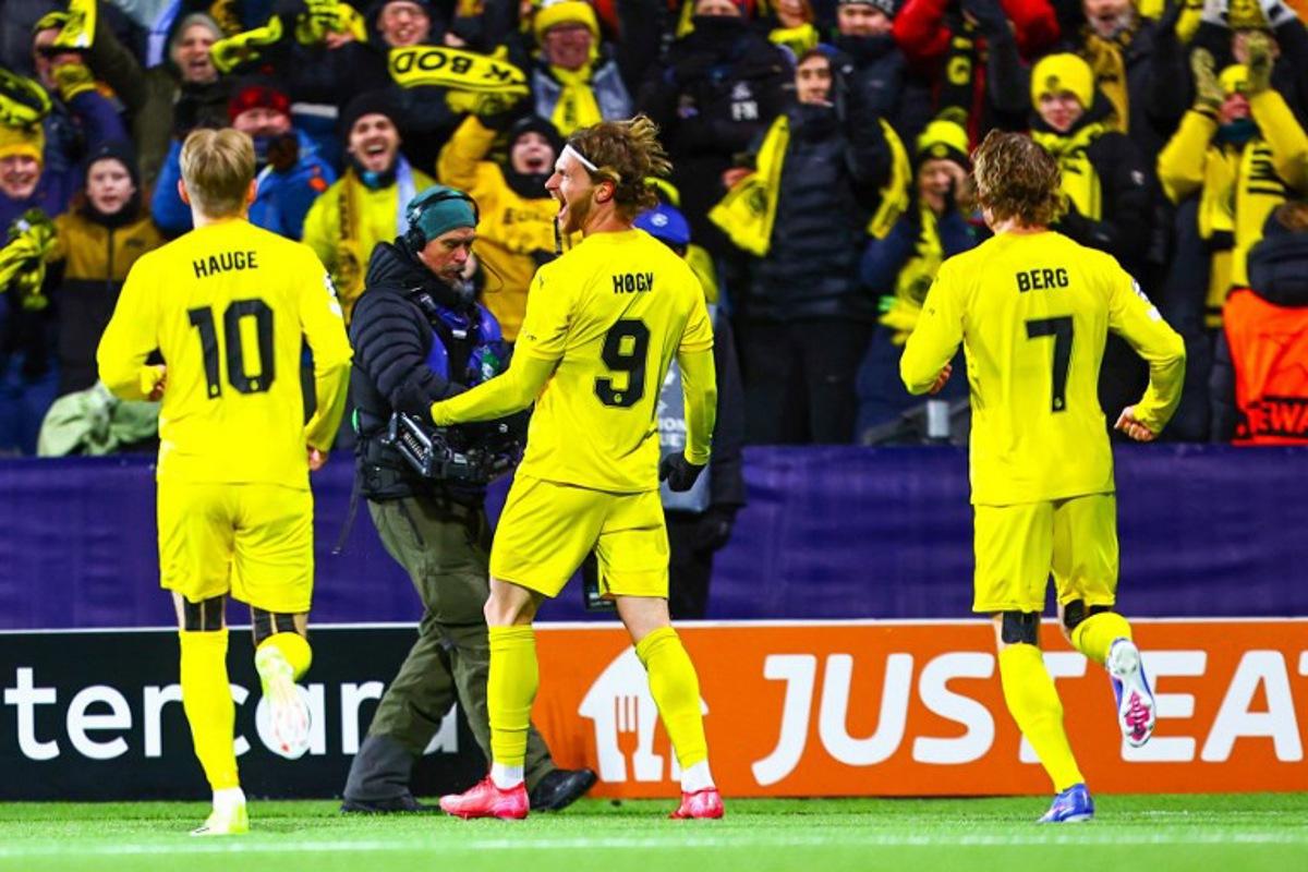 Bodoe/Glimt's Danish forward #09 Kasper Waarst Hogh celebrates scoring his team's first goal with his team mates during the UEFA Champions League, league Phase - day 7 football match between Bodoe/Glimt and Manchester City in Bodoe, Norway on January 20, 2026.  Mats Torbergsen / NTB / AFP