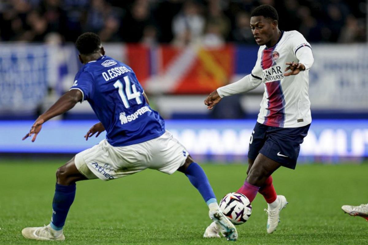 Paris Saint-Germain's Portuguese defender #25 Nuno Mendes (R) controls the ball during the French L1 football match between RC Strasbourg Alsace and Paris Saint-Germain (PSG) at the Stade de la Meinau in Strasbourg, eastern France, on October 17, 2026.  ROMEO BOETZLE / AFP