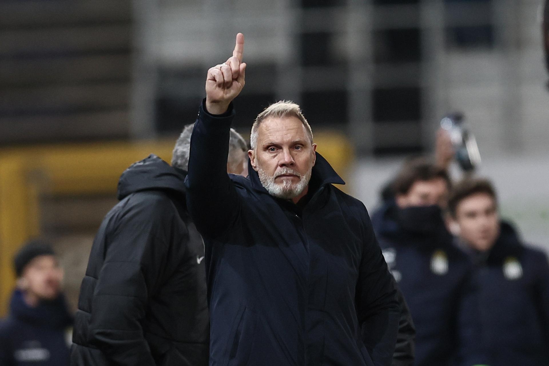Genk's head coach Thorsten Fink pictured during a soccer match between Sporting Charleroi and KRC Genk, Friday 28 February 2025 in Charleroi, on day 28 of the 2024-2025 season of the 'Jupiler Pro League' first division of the Belgian championship. BELGA PHOTO BRUNO FAHY