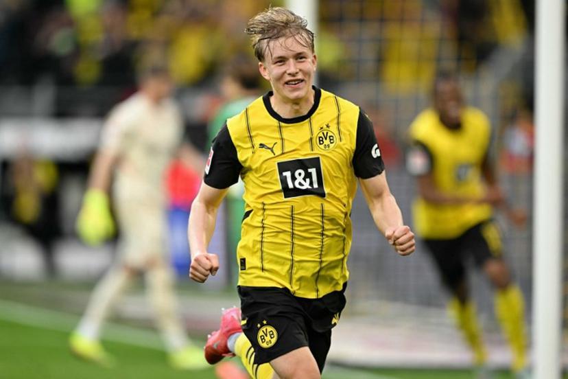 Dortmund's Swedish defender #24 Daniel Svensson celebrates scoring the 3-1 goal with his teammates during the German first division Bundesliga football match BVB Borussia Dortmund vs Borussia Moenchengladbach in Dortmund, western Germany, on April 20, 2025.  INA FASSBENDER / AFP