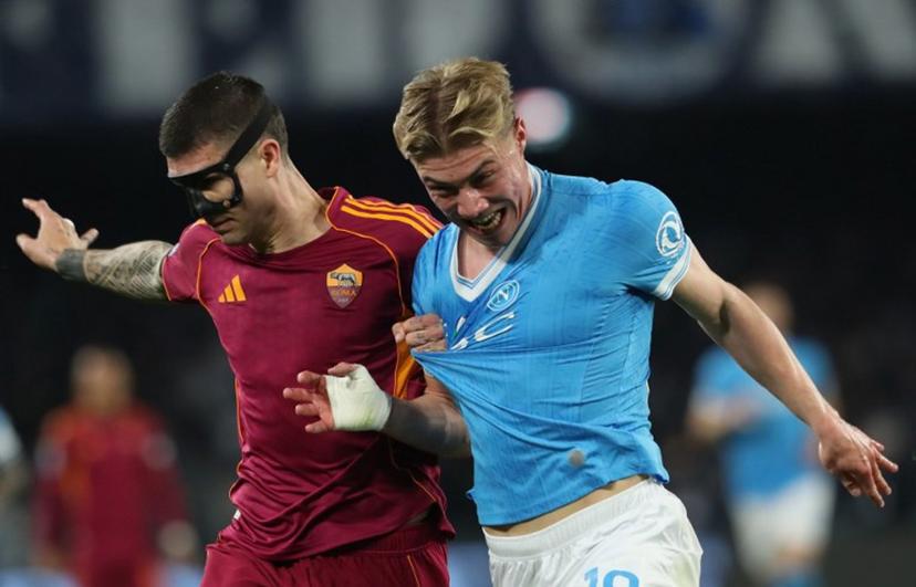 Napoli's Danish forward Rasmus #19 Hojlund fights for the ball with Roma's Italian defender #23 Gianluca Mancini during the Italian Serie A football match between SSC Napoli and AS Roma at the Diego Armando Maradona Stadium in Naples on February 15, 2026.  CARLO HERMANN / AFP