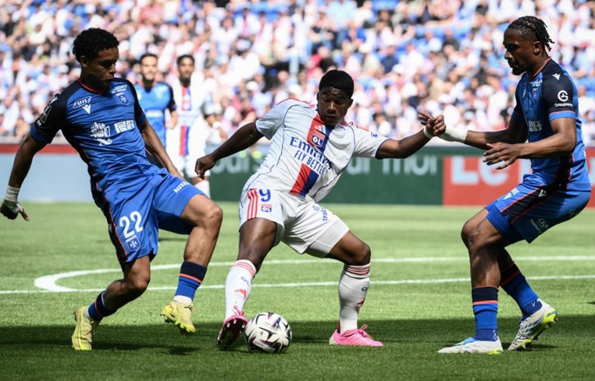 Lyon's Brazilian forward #09 Endrick (C) fights for the ball with Auxerre's Norwegian defender #22 Fredrik Oppegard (L) and Auxerre's Swiss defender #24 Bryan Okoh during the French L1 football match between Olympique Lyonnais (OL) and AJ Auxerre at the Groupama Stadium in Decines-Charpieu, central-eastern France, on April 25, 2026.  ARNAUD FINISTRE / AFP