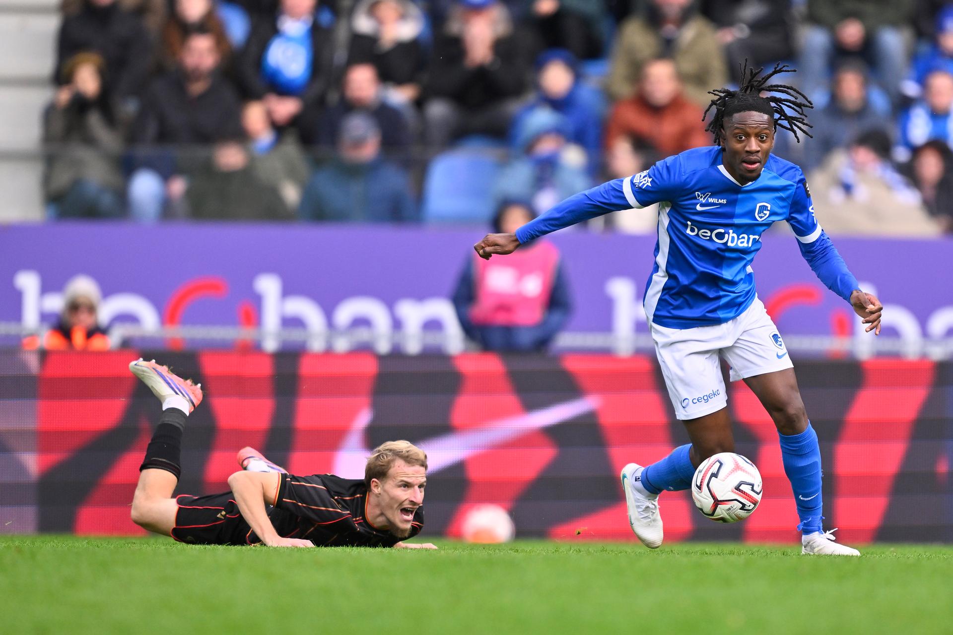 Standard's Alexis Trouillet and Genk's Joris Kayembe fight for the ball during a soccer match between KRC Genk and Standard de Liege, Sunday 25 October 2026 in Genk, on day 9 of the 2026-2027 'Jupiler Pro League' first division of the Belgian championship. BELGA PHOTO JOHAN EYCKENS