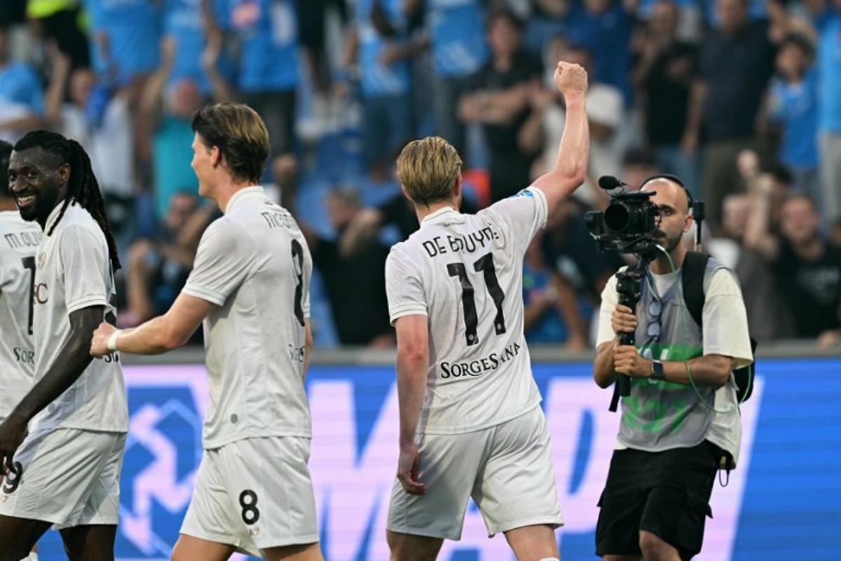 Napoli's Belgian midfielder #11 Kevin De Bruyne celebrates scoring his team's second goal during the Italian Serie A football match between Sassuolo and Napoli at the Mapei - Città del Tricolore stadium in Reggio Emilia, on August 23, 2025. Stefano RELLANDINI / AFP