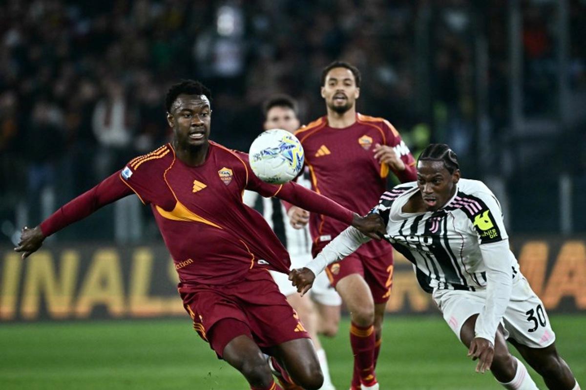 Roma's Ivory Coast defender #05 Evan N'Dicka (L) and Juventus' Canada forward #30 Jonathan David fight for the ball during the Italian Serie A football match between AS Roma and Juventus at the Olympic Stadium in Rome on March 1, 2026. Filippo MONTEFORTE / AFP