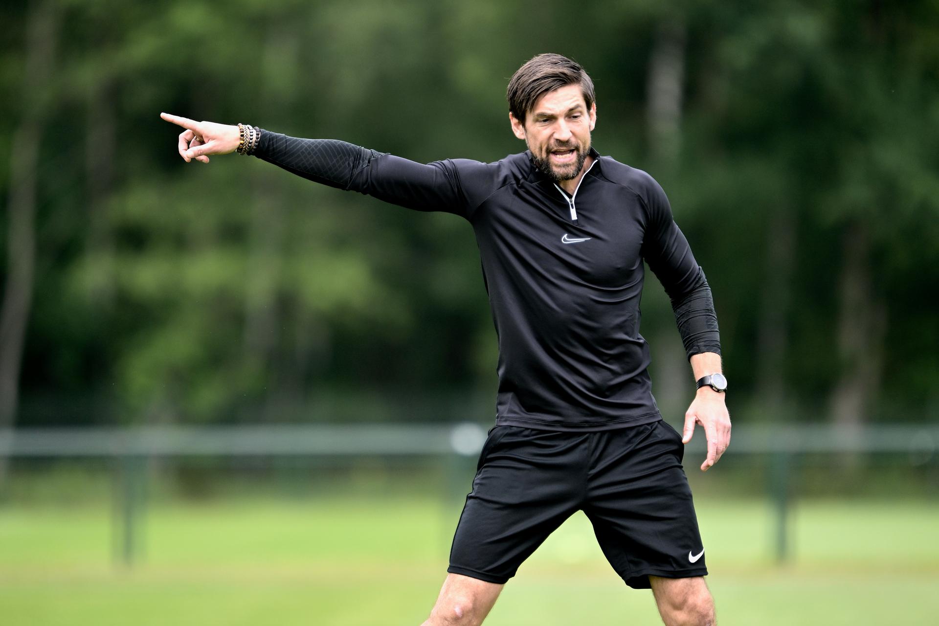 Genk's assistant coach Kevin Van Dessel pictured during a training session ahead of the 2022-2023 season, of Belgian first division soccer team KRC Genk, Tuesday 21 June 2022 in Genk. BELGA PHOTO JOHAN EYCKENS