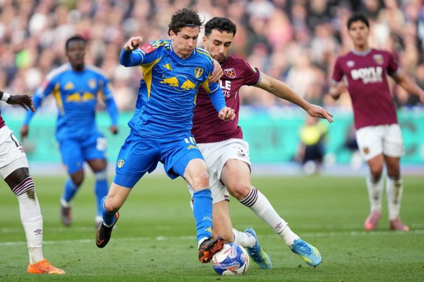 Leeds United's US midfielder #11 Brenden Aaronson (L) is fouled by West Ham United's English defender #03 Maximilian Kilman (R), giving away a penalty from which Leeds score their second goal during the English FA Cup quarter final football match between West Ham United and Leeds United at the London Stadium in east London on April 5, 2026. CARLOS JASSO / AFP