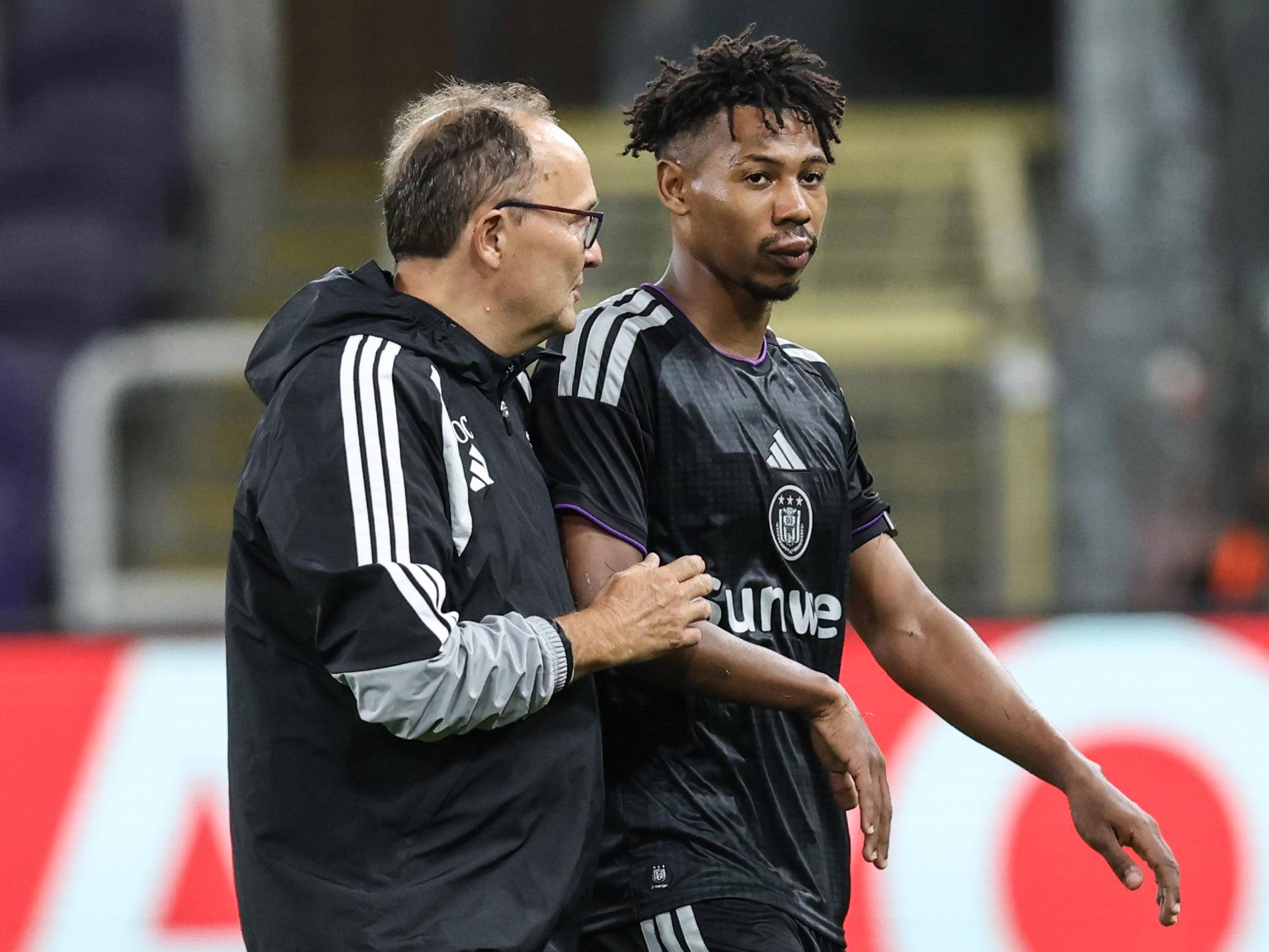 Anderlecht's Tawfik Bentayeb leaves the pitch after being injured during a soccer match between RSC Anderlecht and SV Zulte Waregem, Saturday 19 September 2026 in Brussels, on day 7 of the 2026-2027 'Jupiler Pro League' first division of the Belgian championship. BELGA PHOTO BRUNO FAHY