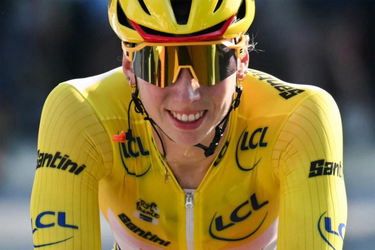 Team SD Worx-Protime's Dutch rider Lorena Wiebes wearing the overall leader's yellow jersey celebrates after crossing the finish line and winning the second (out of 9) stage of the fifth edition of the Women's Tour de France cycling race, 147.9 km from Aigle to Geneva, in Geneva on August 2, 2026. NICOLAS TUCAT / AFP