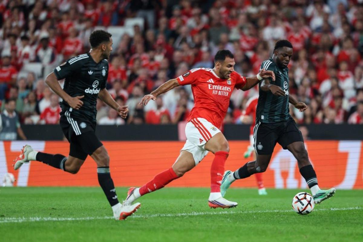 Celtic's US defender #06 Auston Trusty and Celtic's Swiss defender #03 Jordan Lotomba fight for the ball with Benfica's Greek forward #14 Vangelis Pavlidis during the Europa League round 1 day 2 football match between SL Benfica and Celtic FC at the Luz Stadium in Lisbon on October 15, 2026. PATRICIA DE MELO MOREIRA / AFP